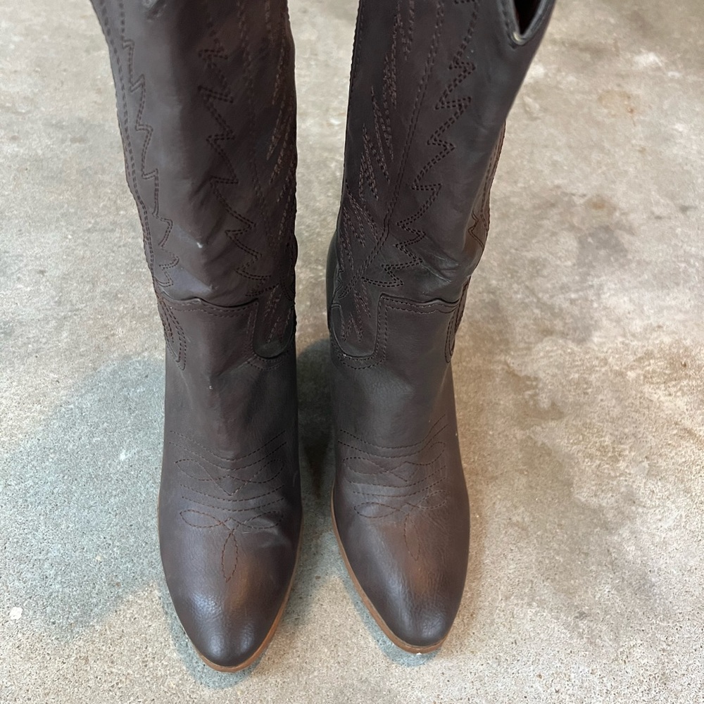 Brown heeled cowgirl boots, good condition! - Picture 4 of 6